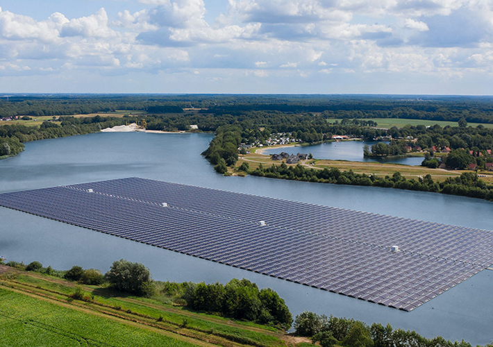 Foto BayWa r.e. construye una de las mayores plantas fotovoltaicas flotantes en Alemania para Quarzwerke GmbH.